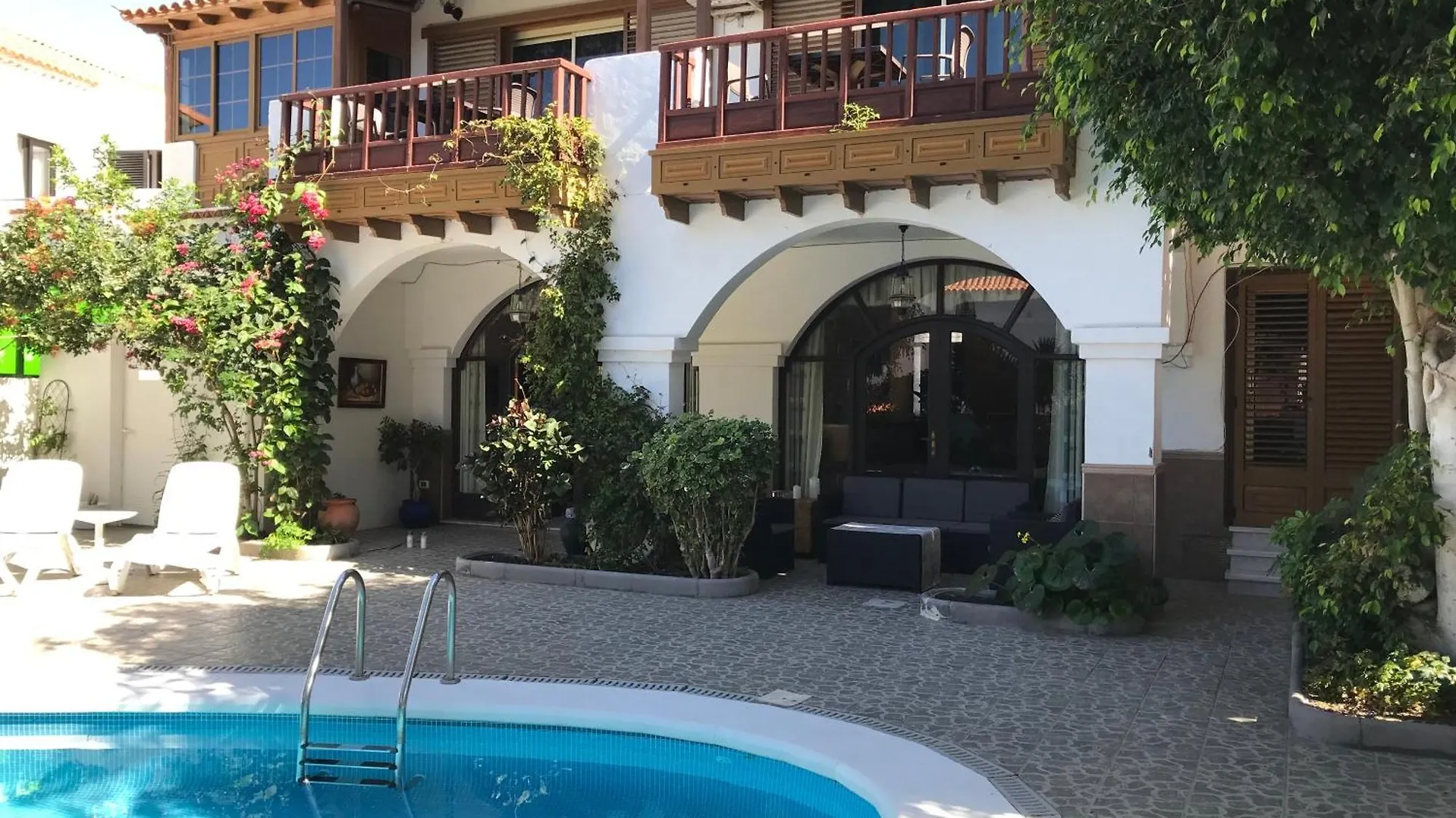 Las Americas Family Inn contacts